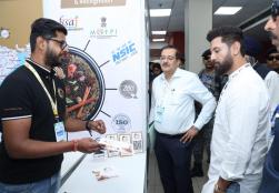 श्री चिराग पासवान, केंद्रीय मंत्री, #MOFPI ने आज निफ्टेम, कुंडली में आयोजित #SUFALAM2.0 का उद्घाटन किया। जिसके दौरान कार्यक्रम में उपस्थित इनोवेटर्स व उद्यमियों को संबोधित करते हुए कहा "यह स्टार्टअप कॉन्क्लेव इनोवेशन, कृषि-उद्यमिता एवं युवा भारत की आकांक्षाओं का संगम है" यह कार्यक्रम वर्तमान व प्रस्तावित #NIFTEM संस्थानों के समन्वय से एक भविष्योन्मुखी एवं वैश्विक स्तर पर प्रतिष्ठित खाद्य इकोसिस्टम को सशक्त बनाएगा। आइए हम सब मिलकर ऐसा भारत गढ़ें, जहाँ दुनिया के हर डाइनिंग टेबल पर कम से कम एक खाद्य उत्पाद मेड