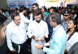 श्री चिराग पासवान, केंद्रीय मंत्री, #MOFPI ने आज निफ्टेम, कुंडली में आयोजित #SUFALAM2.0 का उद्घाटन किया। जिसके दौरान कार्यक्रम में उपस्थित इनोवेटर्स व उद्यमियों को संबोधित करते हुए कहा "यह स्टार्टअप कॉन्क्लेव इनोवेशन, कृषि-उद्यमिता एवं युवा भारत की आकांक्षाओं का संगम है" यह कार्यक्रम वर्तमान व प्रस्तावित #NIFTEM संस्थानों के समन्वय से एक भविष्योन्मुखी एवं वैश्विक स्तर पर प्रतिष्ठित खाद्य इकोसिस्टम को सशक्त बनाएगा। आइए हम सब मिलकर ऐसा भारत गढ़ें, जहाँ दुनिया के हर डाइनिंग टेबल पर कम से कम एक खाद्य उत्पाद मेड