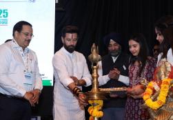 श्री चिराग पासवान, केंद्रीय मंत्री, #MOFPI ने आज निफ्टेम, कुंडली में आयोजित #SUFALAM2.0 का उद्घाटन किया। जिसके दौरान कार्यक्रम में उपस्थित इनोवेटर्स व उद्यमियों को संबोधित करते हुए कहा "यह स्टार्टअप कॉन्क्लेव इनोवेशन, कृषि-उद्यमिता एवं युवा भारत की आकांक्षाओं का संगम है" यह कार्यक्रम वर्तमान व प्रस्तावित #NIFTEM संस्थानों के समन्वय से एक भविष्योन्मुखी एवं वैश्विक स्तर पर प्रतिष्ठित खाद्य इकोसिस्टम को सशक्त बनाएगा। आइए हम सब मिलकर ऐसा भारत गढ़ें, जहाँ दुनिया के हर डाइनिंग टेबल पर कम से कम एक खाद्य उत्पाद मेड