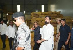 खाद्य प्रसंस्करण उद्योग के माननीय केंद्रीय मंत्री, श्री चिराग पासवान ने हिंगोली जिले के बसमत में प्रधानमंत्री किसान संपदा योजना (PMKSY) के तहत स्थापित हल्दी प्रसंस्करण इकाई का दौरा किया। #PMKSY के तहत स्थापित यह हल्दी प्रसंस्करण इकाई #ValueAddition (मूल्य संवर्धन) को बढ़ावा दे रही है और किसानों के लिए बेहतर आर्थिक अवसर पैदा कर रही है। यह महिलाओं के बीच स्वरोजगार और उद्यमिता को भी प्रोत्साहित कर रही है, साथ ही ग्रामीण अर्थव्यवस्था को मजबूत करने में महत्वपूर्ण योगदान दे रही है। खाद्य प्रसंस्करण उद्योग के माननीय केंद्रीय मंत्री, श्री चिराग पासवान ने हिंगोली जिले के बसमत में प्रधानमंत्री किसान संपदा योजना (PMKSY) के तहत स्थापित हल्दी प्रसंस्करण इकाई का दौरा किया। #PMKSY के तहत स्थापित यह हल्दी प्रसंस्करण इकाई #ValueAddition (मूल्य संवर्धन) को बढ़ावा दे रही है और किसानों के लिए बेहतर आर्थिक अवसर पैदा कर रही है। यह महिलाओं के बीच स्वरोजगार और उद्यमिता को भी प्रोत्साहित कर रही है, साथ ही ग्रामीण अर्थव्यवस्था को मजबूत करने में महत्वपूर्ण योगदान दे रही है।