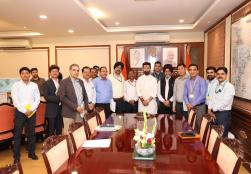 माननीय केंद्रीय मंत्री श्री चिराग पासवान की #IE100 पावर लिस्ट 2025 में 59वां स्थान प्राप्त करने की उल्लेखनीय उपलब्धि का जश्न मनाने के लिए आज पंचशील भवन में केक काटने का समारोह आयोजित किया गया। यह कार्यक्रम राष्ट्र के लिए उनके महत्वपूर्ण योगदान को मान्यता देते हुए खुशी और गर्व का क्षण था। इस समारोह में मंत्रालय के वरिष्ठ अधिकारी शामिल हुए, जो उनके असाधारण नेतृत्व और सार्वजनिक सेवा के प्रति समर्पण का सम्मान करने के लिए एकत्र हुए।