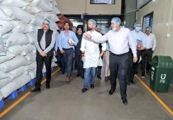 खाद्य प्रसंस्करण उद्योग मंत्री, श्री चिराग पासवान ने ग्रीनटेक मेगा फूड पार्क स्थित नॉर्दर्न सॉल्वेंट्स प्राइवेट लिमिटेड की एक्सट्रैक्शन यूनिट का दौरा किया। उन्होंने इस बात पर ज़ोर दिया कि तकनीक-आधारित वैल्यू-एडेड प्रोसेसिंग भारतीय उत्पादों को व्यापक बाज़ारों तक पहुँचाने में मदद कर रही है और रोज़गार सृजन की गति को तेज़ कर रही है।