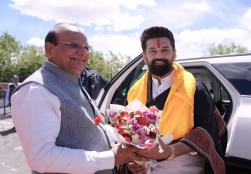 Union Minister of Food Processing Industries, Shri Chirag Paswan, met with the Hon'ble Lieutenant Governor of the Union Territory of Ladakh, Shri Vinai Kumar Saxena, at Lok Niwas in Leh. During the meeting, a fruitful discussion was held regarding Ladakh's unique local products, empowering the food processing sector, and promoting value-added food products. #FoodProcessing Union Minister of Food Processing Industries, Shri Chirag Paswan, met with the Hon'ble Lieutenant Governor of the Union Territory of Ladakh, Shri Vinai Kumar Saxena, at Lok Niwas in Leh. During the meeting, a fruitful discussion was held regarding Ladakh's unique local products, empowering the food processing sector, and promoting value-added food products. #FoodProcessing