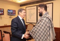 श्री चिराग पासवान, केंद्रीय खाद्य प्रसंस्करण उद्योग मंत्री से नई दिल्ली के पंचशील भवन में स्पेन के कृषि, मत्स्य पालन और खाद्य मंत्री H.E. Mr. Luis Planas Puchades के नेतृत्व में स्पेनिश प्रतिनिधिमंडल ने मुलाक़ात की। प्रतिनिधिमंडल में Mr. Fernando Heredia Noguer, डिप्टी डायरेक्टर जनरल ऑफ इन्टरनेशनल कॉपरेशन और Mr. Juan Manuel Velasco, काउंसलर ऑफ एग्रीकल्चर, फिशरीज एंड फूड फॉर इंडिया एंड सेशेल्स, एम्बेसी ऑफ स्पेन इन इंडिया भी शामिल थे।   दिल्ली में आयोजित AI Summit में भाग लेने हेतु स्पेन के राष्ट्रपति H.E. Mr