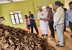 श्री रवनीत सिंह, केंद्रीय राज्यमंत्री, #MOFPI ने खानपारा, री-भोई में स्थित ईस्टर्न री-भोई ऑर्गेनिक फार्मर प्रोड्यूसर ऑर्गनाइज़ेशन लिमिटेड का दौरा किया। मिशन ऑर्गेनिक वैल्यू चेन डेवलपमेंट फॉर द नॉर्थ ईस्टर्न रीजन (MoVCDNER) के तहत 2017 में स्थापित इस एफपीओ का प्रबंधन 11 निदेशकों के बोर्ड द्वारा किया जाता है, जिसका प्रतिनिधित्व 9 गांवों के लगभग 500 किसान करते हैं तथा बिजली और सौर ऊर्जा का उपयोग करके अदरक से बने प्रसंस्कृत उत्पादों पर ध्यान केंद्रित करते हैं। 