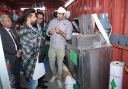 श्री चिराग पासवान, केंद्रीय खाद्य प्रसंस्करण उद्योग मंत्री ने भारत मंडपम, नई दिल्ली में आयोजित #PlastIndia2026 प्रदर्शनी का दौरा किया। इस अवसर पर उन्होंने प्लास्टिक उद्योग स्थिति रिपोर्ट 2025 का जारी की तथा स्टार्टअप सर्च इनिशिएटिव के विजेताओं को सम्मानित किया। उद्योग हितधारकों को संबोधित करते हुए उन्होंने विकसित भारत के विज़न के अनुरूप अपव्यय में कमी, प्रौद्योगिकी के उपयोग और सतत विनिर्माण को बढ़ावा देने पर बल दिया। यह प्रदर्शनी नवाचार, स्थिरता और वैश्विक मूल्य श्रृंखला में भारत की बढ़ती भूमिका को सशक्त रू