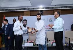 खाद्य प्रसंस्करण उद्योग के माननीय केंद्रीय मंत्री, श्री चिराग पासवान ने आज नई दिल्ली के वाणिज्य भवन में #PMFMEUdyamotsav का उद्घाटन किया। यह कार्यक्रम #PMFMEScheme के तहत 2,00,000 लोन मंज़ूरी के ऐतिहासिक पड़ाव का जश्न मनाने के लिए आयोजित किया गया था। इस मौके पर, उन्होंने हिस्सा लेने वाले सूक्ष्म उद्यमियों को इनोवेशन, वैल्यू एडिशन और उच्च गुणवत्ता वाले उत्पादों के निर्माण के ज़रिए अपने उद्यमों को नई ऊंचाइयों तक ले जाने के लिए प्रोत्साहित किया। #FoodProcessing खाद्य प्रसंस्करण उद्योग के माननीय केंद्रीय मंत्री, श्री चिराग पासवान ने आज नई दिल्ली के वाणिज्य भवन में #PMFMEUdyamotsav का उद्घाटन किया। यह कार्यक्रम #PMFMEScheme के तहत 2,00,000 लोन मंज़ूरी के ऐतिहासिक पड़ाव का जश्न मनाने के लिए आयोजित किया गया था। इस मौके पर, उन्होंने हिस्सा लेने वाले सूक्ष्म उद्यमियों को इनोवेशन, वैल्यू एडिशन और उच्च गुणवत्ता वाले उत्पादों के निर्माण के ज़रिए अपने उद्यमों को नई ऊंचाइयों तक ले जाने के लिए प्रोत्साहित किया। #FoodProcessing