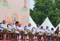 अंतर्राष्ट्रीय योग दिवस पर मध्य प्रदेश के जबलपुर में #Yoga का मेगा इवेंट आयोजित हुआ, जिसमें देश के माननीय उप राष्टृपति श्री जगदीप धनखड़ जी व आयुष मंत्रालय के केंद्रीय मंत्री श्री सर्बानंद सोनोवाल जी के साथ #MOFPI के केंद्रीय राज्य मंत्री श्री प्रहलाद सिंह पटेल ने योगाभ्यास किया।