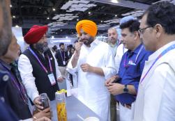 Union Minister of State for #MOFPI Shri Ravneet Singh Bittu paid a visit to #MOFPIPavilion at @worldfoodindia. During his visit, Hon'ble Minister engaged with exhibitors and took a keen interest in understanding the latest innovation and developments in the food processing sector.