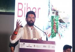 केंद्रीय खाद्य प्रसंस्करण उद्योग मंत्री श्री चिराग पासवान आज पटना, बिहार में आयोजित 'खाद्य प्रसंस्करण के निवेशकों की बैठक' में मुख्य अतिथि के रूप में शामिल हुए। कार्यक्रम के दौरान मंत्री जी ने अपने सम्बोधन में कहा कि 'आज फूड प्रोसेसिंग सेक्टर में अनंत संभावनाएं हैं’ साथ ही उन्होंने क्षेत्र में अवसरों का लाभ उठाकर बिहार को भारत के विकसित राष्ट्र बनने की यात्रा में एक प्रमुख योगदानकर्ता के रूप में स्थापित करने की बात कही और तेजी से बदलते समाज में प्रसंस्कृत खाद्य पदार्थों की बढ़ती मांग के साथ बिहार के खाद्य प