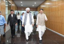 Mr. Ravneet Singh Bittu, Union Minister of State, #MOFPI visited the ice cream, khoya, and potato products unit at the Banas Dairy's Sanadar (Diyodar) plant. During the visit, the Honorable Minister appreciated Banas Dairy's efforts to increase farmers' income and highlighted the impact of the 'Prosperity through Cooperation' initiative, which empowers farmers through cooperative efforts and promotes rural prosperity.