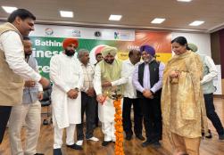 महाराजा रणजीत सिंह पंजाब तकनीकी विश्वविद्यालय, बठिंडा में, MoS MoFPI, श्री रवनीत सिंह बिट्टू ने कहा कि खाद्य प्रसंस्करण उद्योग को वैश्विक स्तर पर तेजी से अपनाया जा रहा है। उन्होंने पीएमएफएमई लाभार्थियों के साथ एक उत्पादक संवाद का उल्लेख किया, जहाँ लाभार्थियों ने अपनी जिज्ञासाएँ साझा की। इस बातचीत में अत्यधिक सकारात्मक प्रतिक्रिया प्राप्त हुई, जिसमें लाभार्थियों ने जिला संसाधन व्यक्ति की मार्गदर्शन और विभाग के साथ उनके सामंजस्यपूर्ण जुड़ाव के लिए संतोष व्यक्त किया।