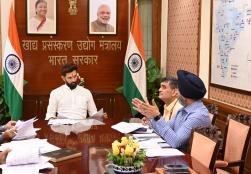 केंद्रीय मंत्री श्री चिराग पासवान ने आज नई दिल्ली के पंचशील भवन में #MOFPI के वरिष्ठ अधिकारियों के साथ आयोजित बैठक की अध्यक्षता की। बैठक में मंत्रालय की #PLISFPI योजना की समीक्षा की गई।