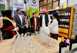 केंद्रीय खाद्य प्रसंस्करण उद्योग राज्य मंत्री श्री रवनीत सिंह बिट्टू ने आज अरुणाचल प्रदेश के 'जीरो' में स्थित वाइनरी मेसर्स लंबू सुबू फूड एंड बेवरेजेज़ की का दौरा किया, जिसके दौरान उन्होंने #PMKSY की लाभार्थी सुश्री तागे रीता से मुलाक़ात की। साथ ही माननीय मंत्री जी ने #FoodProcessing के क्षेत्र में उनके द्वारा किए प्रयासों की सराहना की और वैश्विक मंच पर #MadeInIndia उत्पाद को प्रदर्शित करने पर गर्व व्यक्त किया।