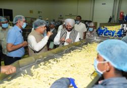Mr. Ravneet Singh Bittu, Union Minister of State, #MOFPI visited the ice cream, khoya, and potato products unit at the Banas Dairy's Sanadar (Diyodar) plant. During the visit, the Honorable Minister appreciated Banas Dairy's efforts to increase farmers' income and highlighted the impact of the 'Prosperity through Cooperation' initiative, which empowers farmers through cooperative efforts and promotes rural prosperity.