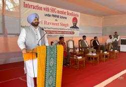 केंद्रीय खाद्य प्रसंस्करण उद्योग राज्यमंत्री श्री रवनीत सिंह बिट्टू ने असम, तामुलपुर के दौरे के दौरान राज्य के खाद्य प्रसंस्करण और संबद्ध क्षेत्रों से जुड़े विभिन्न स्वयं सहायता समूहों में काम करने वाले #SHG सदस्यों के साथ सार्थक वार्ता की। जिसके दौरान माननीय मंत्री जी ने सूक्ष्म उद्यमियों और एसएचजी सदस्यों से खाद्य उत्पादों की प्रसंस्करण से जुड़ी समस्याओं और उसके समाधानों पर चर्चा की। साथ ही राज्य में #FoodProcessing सेक्टर की उन्नति व उद्यमियों के उद्योग को बढ़ावा देने के प्रति मंत्रालय की प्रतिबद्धता दर्