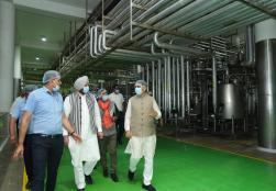 श्री रवनीत सिंह बिट्टू, केंद्रीय राज्य मंत्री, #MOFPI ने बनास डेयरी के सनादर (दियोदर) प्लांट में आइसक्रीम, खोवा और आलू उत्पाद बनाने वाली यूनिट का दौरा किया।   दौरे के दौरान माननीय मंत्री ने किसानों की आय बढ़ाने के लिए बनास डेयरी के प्रयासों की सराहना की और "सहकार से समृद्धि" पहल के प्रभाव पर प्रकाश डाला, जो सहकारी प्रयासों के माध्यम से किसानों को सशक्त बना रही है और ग्रामीण समृद्धि को बढ़ावा दे रही है।