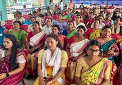 केंद्रीय खाद्य प्रसंस्करण उद्योग राज्यमंत्री श्री रवनीत सिंह बिट्टू ने असम, तामुलपुर के दौरे के दौरान राज्य के खाद्य प्रसंस्करण और संबद्ध क्षेत्रों से जुड़े विभिन्न स्वयं सहायता समूहों में काम करने वाले #SHG सदस्यों के साथ सार्थक वार्ता की। जिसके दौरान माननीय मंत्री जी ने सूक्ष्म उद्यमियों और एसएचजी सदस्यों से खाद्य उत्पादों की प्रसंस्करण से जुड़ी समस्याओं और उसके समाधानों पर चर्चा की। साथ ही राज्य में #FoodProcessing सेक्टर की उन्नति व उद्यमियों के उद्योग को बढ़ावा देने के प्रति मंत्रालय की प्रतिबद्धता दर्