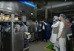 Mr. Ravneet Singh Bittu, Union Minister of State, #MOFPI visited the ice cream, khoya, and potato products unit at the Banas Dairy's Sanadar (Diyodar) plant. During the visit, the Honorable Minister appreciated Banas Dairy's efforts to increase farmers' income and highlighted the impact of the 'Prosperity through Cooperation' initiative, which empowers farmers through cooperative efforts and promotes rural prosperity.