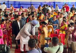 केंद्रीय खाद्य प्रसंस्करण उद्योग राज्यमंत्री श्री रवनीत सिंह बिट्टू ने असम, तामुलपुर के दौरे के दौरान राज्य के खाद्य प्रसंस्करण और संबद्ध क्षेत्रों से जुड़े विभिन्न स्वयं सहायता समूहों में काम करने वाले #SHG सदस्यों के साथ सार्थक वार्ता की। जिसके दौरान माननीय मंत्री जी ने सूक्ष्म उद्यमियों और एसएचजी सदस्यों से खाद्य उत्पादों की प्रसंस्करण से जुड़ी समस्याओं और उसके समाधानों पर चर्चा की। साथ ही राज्य में #FoodProcessing सेक्टर की उन्नति व उद्यमियों के उद्योग को बढ़ावा देने के प्रति मंत्रालय की प्रतिबद्धता दर्