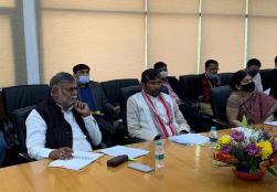 केंद्रीय मंत्री श्री पशुपति कुमार पारस और राज्यमंत्री श्री प्रहलाद सिंह पटेल ने आज पंचशील भवन में उद्योग संघ की एक अहम बैठक की संयुक्त रूप से अध्यक्षता की व उद्योग संघों के प्रतिनिधि मंडल के साथ बातचीत की।