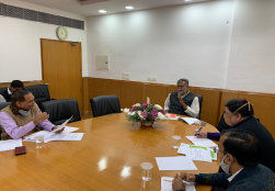 राज्यमंत्री श्री प्रहलाद सिंह पटेल जी अध्यक्षता में मंत्रालय के प्रचार व प्रसार संभाग के साथ एक बैठक हुई। बैठक में मंत्रालय की योजनाओं के प्रचार-प्रसार, कार्यों व जनोन्मुखी जागरूकता अभियानों की समीक्षा की गई और साथ ही भविष्य में और बेहतर प्रदर्शन करने हेतु विस्तृत चर्चा की गई।