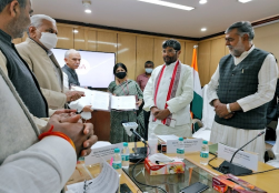 आज दिल्ली स्थित कृषि भवन में खाद्य प्रसंस्करण उद्योग मंत्रालय और पशुपालन और डेयरी विभाग, मत्स्य पालन, पशुपालन और डेयरी मंत्रालय के बीच कई महत्वपूर्ण समझौता ज्ञापन पर हस्ताक्षर हुए। इस समझौता ज्ञापन द्वारा दोनों मंत्रालय इस बात को सुनिचित करेंगे कि लाभार्थियों को मंत्रालय की #PMKSY और #PMFME और पशुपालन और डेयरी विभाग, की डेयरी विकास योजनाओं के तहत अधिक से अधिक लाभ मिल सके।