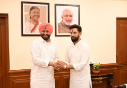 केंद्रीय राज्य मंत्री श्री Ravneet Bittu ने आज नई दिल्ली के पंचशील में स्थित खाद्य प्रसंस्करण उद्योग मंत्रालय में केंद्रीय मंत्री श्री Chirag Paswan से मुलाक़ात की और भारत के #FoodProcessing क्षेत्र में नवाचार और संवृद्धि को बढ़ावा देने की भावी योजनाओं पर विचार-विमर्श किया।