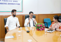 केन्द्रीय संसदीय कार्य व अल्पसंख्यक कार्य मंत्री श्री Kiren Rijiju ने आज नई दिल्ली के पंचशील भवन में स्थित #MOFPI का दौरा किया और खाद्य प्रसंस्करण उद्योग मंत्रालय के अपने कार्यकाल के दौरान सहयोग देने वाले सभी अधिकारियों एवं कार्मिकों का आभार व्यक्त किया। साथ ही उन्होंने केंद्रीय खाद्य प्रसंस्करण उद्योग मंत्री श्री Chirag Paswan के मंत्री पद संभालने की शुभकामनाएं दी और उनका सहृदय स्वागत किया।