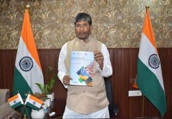 यह बड़े उल्लास की बात है कि आज भारत के खाद्य प्रसंस्करण क्षेत्र पर आधारित @investindia की पत्रिका के पहले संस्करण का उद्घाटन केंद्रीय मंत्री श्री श्री पशुपति कुमार पारस द्वारा किया गया। आइए इस पत्रिका के माध्यम से खाद्य प्रसंस्करण क्षेत्र को नई दिशा देने वाले फूड प्रोसेसिंग सेक्टर के आधुनिक ट्रेंड्स, इनोवेशन व #SuccessStory के बारे में जानें और भारत की समृद्ध खाद्य धरोहर व उन्नत भविष्य का उत्सव मनाएं।