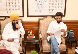 केंद्रीय खाद्य प्रसंस्करण उद्योग मंत्री श्री चिराग पासवान ने नई दिल्ली के पंचशील भवन में आज श्री गुरमीत सिंह खुड्डीयां, कृषि एवं खाद्य प्रसंस्करण उद्योग मंत्री, पंजाब सरकार व अन्य प्रतिनिधियों के साथ एक बैठक की।