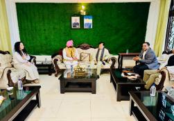 केंद्रीय खाद्य प्रसंस्करण उद्योग राज्य मंत्री श्री रवनीत सिंह बिट्टू ने आज अरुणाचल प्रदेश के 'जीरो' में मंत्रालय की योजना के लाभार्थियों के साथ एक बातचीत की। बैठक के दौरान माननीय मंत्री ने खाद्य प्रसंस्करण क्षेत्र को बढ़ावा देने के उद्देश्य से सरकार की विभिन्न पहलों पर चर्चा की। साथ ही स्थानीय खाद्य उद्यमियों के समक्ष आने वाली समस्याओं और सुझावों को सुना और #आत्मनिर्भर_भारत के निर्माण में उनके प्रयासों की सराहना की।