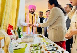  केंद्रीय खाद्य प्रसंस्करण उद्योग राज्य मंत्री श्री रवनीत सिंह बिट्टू ने अरुणाचल प्रदेश में नीति पुयू एसएचजी की श्रीमती किम यानयुंग से मुलाकात की, जिन्होंने उन्हें अचार, बेकिंग उत्पादों और मिर्च-आधारित उत्पादों की एक व्यापक रेंज दिखाई। मंत्रालय की #PMFMEScheme के माध्यम से उन्हें सीड कैपिटल प्राप्त हुआ है जिससे उन्हें अपनी उद्यमशीलता को विस्तार देने में मदद मिली। माननीय मंत्री जी ने उनकी इस सफलता को देखते हुए गर्व व्यक्त किया और फूड प्रोसेसिंग सेक्टर में उनके इस योगदान की सराहना की।