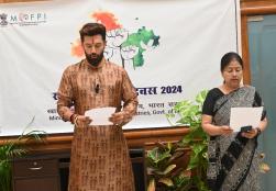 "मैं राष्ट्र की एकता, अखंडता और सुरक्षा को बनाए रखने के लिए खुद को समर्पित करता हूं..."   इस प्रतिबद्धता के साथ, #MOFPI के केंद्रीय मंत्री श्री चिराग पासवान ने #NationalUnityDay के उत्सव को चिह्नित करने और सरदार वल्लभभाई पटेल की विरासत का सम्मान करने के लिए आज पंचशील भवन, नई दिल्ली में मंत्रालय के अधिकारियों और कर्मचारियों को राष्ट्रीय एकता दिवस की शपथ दिलाई।