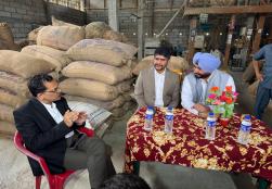 केंद्रीय राज्य मंत्री #MOFPI श्री रवनीत सिंह बिट्टू ने आज असम के तामुलपुर, द्वारकुची में लवली चावल मिल का दौरा किया। यह मिल #PMFMEScheme के तहत लाभार्थी श्री लब्बा कुमार शिल्ल के स्वामित्व में है। माननीय मंत्री की यात्रा ने सूक्ष्म खाद्य प्रसंस्करण उद्यमों को सशक्त बनाने और क्षेत्र में आर्थिक विकास को बढ़ावा देने में सरकारी पहलों के प्रभाव को उजागर किया।