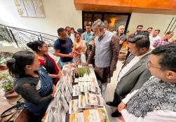 सिक्किम दौरे पर केंद्रीय राज्यमंत्री श्री  प्रहलाद सिंह पटेल ने राज्य ग्रामीण विकास संस्थान और पंचायती राज,सिक्किम द्वारा समर्थित सिक्किम प्रगतिशील नारी सहकारी समिति द्वारा विकसित ब्रांड रामरू के उत्पादों को देखा व #SHG की महिलाओं से संवाद कर MOFPI द्वारा सम्भव मदद करने की बात कही।