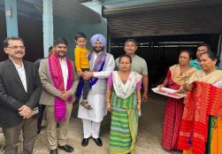 केन्द्रीय राज्य मंत्री #MOFPI, श्री रवींद्र सिंह बित्तू ने असम के तामुलपुर जिले में श्री नयन सरगियारी के स्वामित्व वाले अनिमा चावल मिल का दौरा किया, जो #PMFMEScheme के एक गर्वित लाभार्थी हैं। यह इकाई सिज़ोव ब्रांड नाम के तहत सरसों के तेल का उत्पादन करती है, जो स्थानीय उद्यमिता और आर्थिक विकास को बढ़ावा देने में महत्वपूर्ण भूमिका निभा रही है।