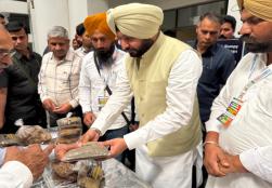 आज श्री रवनीत सिंह बिट्टू, राज्य मंत्री, खाद्य प्रसंस्करण उद्योग मंत्रालय ने पीएमएफएमई लाभार्थियों द्वारा प्रदर्शित उत्पादों की प्रदर्शनी का दौरा किया, जिसमें अचार, नूडल्स, गुड़ और शहद शामिल थे। पंजाब में इस योजना के तहत 2,510 सूक्ष्म उद्यम स्थापित हैं, जिनमें ₹689 करोड़ का ऋण वितरण किया गया है। केवल बठिंडा में 483 उद्यमों को ₹142 करोड़ का ऋण मिला है, जिससे खाद्य प्रसंस्करण क्षेत्र में विकास को बढ़ावा मिल रहा है।