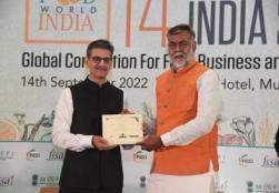 केंद्रीय राज्य मंत्री श्री @prahladspatel जी ने #FICCI #FOODWORLDINDIA के 14वें संस्करण का सम्बोधन किया। अपने संबोधन में उन्होनें उद्यमियों को उत्पादन की मजबूत कड़ी बताया और @MOFPI_GOI द्वारा उद्योग प्रसंस्करण क्षेत्र में शुरू की जाने वाले इन्क्यूबेशन सेंटर की महत्ता पर बात की।