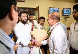  केंद्रीय मंत्री श्री चिराग पासवान ने आज नई दिल्ली के पंचशील भवन में खाद्य प्रसंस्करण उद्योग मंत्री के रूप में कार्यभार संभाला।