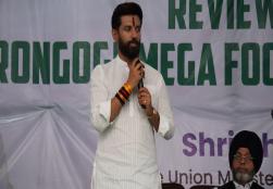 श्री चिराग पासवान, केंद्रीय मंत्री, #MOFPI ने अरुणाचल प्रदेश के पापुम पारे ज़िले में मंत्रालय के वरिष्ठ अधिकारियों के साथ रोंगोगे मेगा फूड पार्क की प्रगति की समीक्षा की। जिसके दौरान माननीय मंत्री जी ने परियोजना की समयबद्ध पूर्णता सुनिश्चित करने हेतु राज्य सरकार से आवश्यक सहयोग का आग्रह किया, साथ ही उन्हें मंत्रालय की ओर से हर संभव और निरंतर समर्थन का आश्वासन दिया।  पूर्वोत्तर भारत फल और कृषि उत्पादों की दृष्टि से अपार संभावनाओं वाला क्षेत्र है।   यह मेगा फूड पार्क इन संभावनाओं को साकार करने में अहम भूमिका न