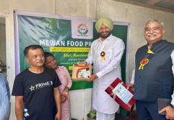 श्री रवनीत सिंह, राज्य मंत्री, #MOFPI ने मेघालय के री-भोई जिले के उमसावमदान ब्लॉक में स्थित मेसर्स मिवान फूड प्रोसेसिंग का दौरा किया। यह एक सूक्ष्म उद्यम है, जिसे #PMFME की लाभार्थी श्रीमती रीना नोंग्रुम द्वारा 2022 में ₹4.27 लाख की स्वीकृत ऋण राशि से स्थापित किया गया था। यह यूनिट अचार और फ्रूट वाइन सहित फल और सब्जी आधारित उत्पादों का उत्पादन करती है। श्रीमती रीना नोंग्रुम ने अपने उद्यम को शून्य से शुरू कर एक मिसाल कायम की है और “लखपति दीदी” की एक सच्ची उदाहरण बनकर उभरी हैं। #ProcessingForProsperity