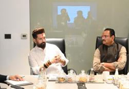 केंद्रीय खाद्य प्रसंस्करण उद्योग मंत्री श्री Chirag Paswan जी ने आज अहमदाबाद में आयोजित #SAPLING2026 कार्यक्रम के दौरान गुजरात के माननीय कृषि एवं किसान कल्याण मंत्री श्री Jitu Vaghani जी के साथ संवाद किया। इस अवसर पर गुजरात में खाद्य प्रसंस्करण क्षेत्र को और सशक्त बनाने, किसानों की आय में वृद्धि सुनिश्चित करने तथा निवेश एवं रोजगार के नए अवसर सृजित करने पर विस्तृत चर्चा हुई।  Shri @iChiragPaswan, Hon’ble Union Minister for Food Processing Industries, interacted with Shri Jitu Vaghani, Hon’ble Minister of Agr