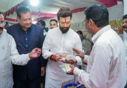 Union Minister of Food Processing Industries Shri Chirag Paswan inspected an exhibition of products prepared by beneficiaries of the #PMFMEScheme in Parbhani, Maharashtra. The #PMFME scheme is empowering women entrepreneurs and micro-food enterprises by providing local products with access to new markets and enhanced recognition. Through value addition, this initiative is imparting new momentum to 'Atmanirbhar Bharat' (Self-Reliant India) and the rural economy. #ProcessingForProsperity Union Minister of Food Processing Industries Shri Chirag Paswan inspected an exhibition of products prepared by beneficiaries of the #PMFMEScheme in Parbhani, Maharashtra. The #PMFME scheme is empowering women entrepreneurs and micro-food enterprises by providing local products with access to new markets and enhanced recognition. Through value addition, this initiative is imparting new momentum to 'Atmanirbhar Bharat' (Self-Reliant India) and the rural economy. #ProcessingForProsperity
