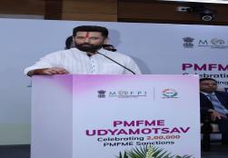 #PMFMEUdyamotsav को संबोधित करते हुए, खाद्य प्रसंस्करण उद्योग के माननीय केंद्रीय मंत्री श्री चिराग पासवान ने कहा कि #PMFMEScheme सूक्ष्म खाद्य प्रसंस्करण उद्यमियों को सशक्त बना रही है, रोजगार के नए अवसर पैदा कर रही है और अनगिनत परिवारों की आजीविका को मजबूत कर रही है। उन्होंने कहा कि यह योजना #VocalForLocal की भावना के अनुरूप स्थानीय उत्पादों को एक विशिष्ट पहचान दे रही है, मूल्य संवर्धन को बढ़ावा दे रही है और भारतीय खाद्य उत्पादों को वैश्विक बाजारों में अपनी पहुंच बढ़ाने में मदद कर रही है। खाद्य प्रसंस्करण क्षेत्र के महत्व पर प्रकाश डालते हुए उन्होंने कहा कि खाद्य प्रसंस्करण कृषि उत्पादों का मूल्य बढ़ाता है, भोजन की बर्बादी को कम करता है और उच्च गुणवत्ता वाले खाद्य उत्पादों की उपलब्धता सुनिश्चित करता है। #PMFMEUdyamotsav को संबोधित करते हुए, खाद्य प्रसंस्करण उद्योग के माननीय केंद्रीय मंत्री श्री चिराग पासवान ने कहा कि #PMFMEScheme सूक्ष्म खाद्य प्रसंस्करण उद्यमियों को सशक्त बना रही है, रोजगार के नए अवसर पैदा कर रही है और अनगिनत परिवारों की आजीविका को मजबूत कर रही है। उन्होंने कहा कि यह योजना #VocalForLocal की भावना के अनुरूप स्थानीय उत्पादों को एक विशिष्ट पहचान दे रही है, मूल्य संवर्धन को बढ़ावा दे रही है और भारतीय खाद्य उत्पादों को वैश्विक बाजारों में अपनी पहुंच बढ़ाने में मदद कर रही है। खाद्य प्रसंस्करण क