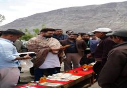 केंद्रीय खाद्य प्रसंस्करण उद्योग मंत्री श्री चिराग पासवान ने लद्दाख के नुब्रा ज़िले के तिरिथ गांव में #PMFMEScheme के तहत समर्थित सी-बकथॉर्न एवं डेयरी प्रोसेसिंग यूनिट का दौरा किया। यह दौरा दूरस्थ क्षेत्रों में स्थानीय उद्यमिता, मूल्य संवर्धन एवं आजीविका सृजन को बढ़ावा देने की दिशा में #PMFME योजना के प्रभावी क्रियान्वयन को दर्शाता है। पीएमएफएमई के माध्यम से मंत्रालय सूक्ष्म खाद्य प्रसंस्करण उद्यमों को सशक्त बनाते हुए स्थानीय समुदायों को आत्मनिर्भर और समृद्ध बनाने की दिशा में निरंतर कार्य कर रहा है।