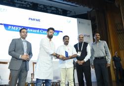 #PMFMEConclave2026 के दौरान केंद्रीय खाद्य प्रसंस्करण उद्योग मंत्री श्री चिराग पासवान जी ने तमिलनाडु को उत्कृष्ट प्रदर्शन के लिए सम्मानित किया। तमिलनाडु सरकार की ओर से माननीय सूक्ष्म, लघु एवं मध्यम उद्यम मंत्री श्री पी. मथन राजा जी ने यह सम्मान ग्रहण किया। यह सम्मान राज्य में सूक्ष्म खाद्य प्रसंस्करण उद्यमों को सशक्त बनाने, स्थानीय उद्यमिता को बढ़ावा देने और आत्मनिर्भर भारत के संकल्प को मजबूत करने के लिए तमिलनाडु सरकार एवं पूरी टीम के समर्पित प्रयासों की राष्ट्रीय पहचान है। 