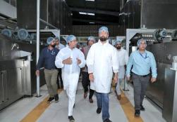 खाद्य प्रसंस्करण उद्योग मंत्री, श्री चिराग पासवान ने ग्रीनटेक मेगा फूड पार्क में स्थित सी.जी. फूड इंडिया प्राइवेट लिमिटेड की नूडल्स यूनिट का निरीक्षण किया। ऑटोमेशन और व्यवस्थित प्रसंस्करण उत्पादन क्षमता में उल्लेखनीय वृद्धि कर रहे हैं, साथ ही रोज़गार के नए अवसर भी सृजित कर रहे हैं। खाद्य प्रसंस्करण उद्योग मंत्री, श्री चिराग पासवान ने ग्रीनटेक मेगा फूड पार्क में स्थित सी.जी. फूड इंडिया प्राइवेट लिमिटेड की नूडल्स यूनिट का निरीक्षण किया। ऑटोमेशन और व्यवस्थित प्रसंस्करण उत्पादन क्षमता में उल्लेखनीय वृद्धि कर रहे हैं, साथ ही रोज़गार के नए अवसर भी सृजित कर रहे हैं।