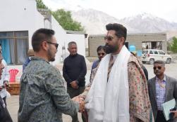 केंद्रीय खाद्य प्रसंस्करण उद्योग मंत्री श्री चिराग पासवान ने लद्दाख के नुब्रा ज़िले के तिरिथ गांव में #PMFMEScheme के तहत समर्थित सी-बकथॉर्न एवं डेयरी प्रोसेसिंग यूनिट का दौरा किया। यह दौरा दूरस्थ क्षेत्रों में स्थानीय उद्यमिता, मूल्य संवर्धन एवं आजीविका सृजन को बढ़ावा देने की दिशा में #PMFME योजना के प्रभावी क्रियान्वयन को दर्शाता है। पीएमएफएमई के माध्यम से मंत्रालय सूक्ष्म खाद्य प्रसंस्करण उद्यमों को सशक्त बनाते हुए स्थानीय समुदायों को आत्मनिर्भर और समृद्ध बनाने की दिशा में निरंतर कार्य कर रहा है।