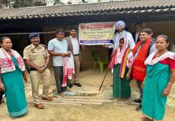 श्री रवनीत सिंह बिट्टू, केंद्रीय राज्यमंत्री, #MOFPI ने Natun Howly, तामुलपुर में  MP Honey Industry का दौरा किया। #PMFMEScheme के लाभार्थी श्री प्रणजीत रभा की यह यूनिट शहद की खेती और प्रसंस्करण का काम करती है और राज्य में #FoodProcessing सेक्टर के विकास में अहम् भूमिका निभाती है। से पूर्वोत्तर राज्य में सूक्ष्म उद्यमियों और स्वयं सहायता समूहों (SHGs) का सक्रिय रूप से समर्थन कर रही है और देश को ग्लोबल फूड हब बनाने में अपना पूरा योगदान दे रही है।